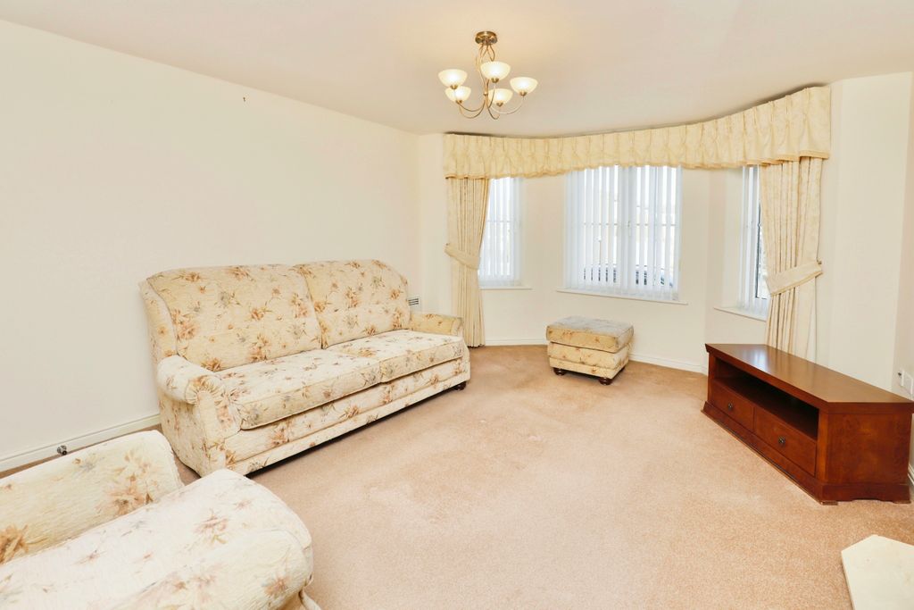 Property photo 3 of 15 Lounge