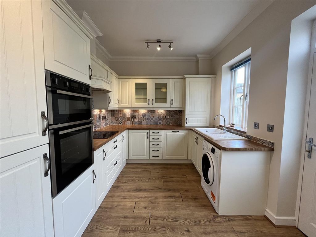 Property photo 2 of 18 Kitchen