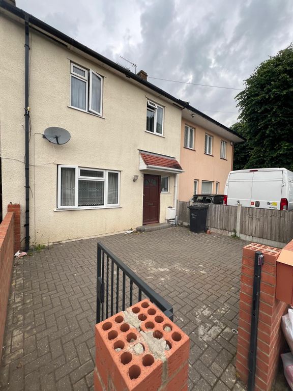 Property photo 1 of 11 Three Bedroom House Ideal For Families- Â£2450 Pcm