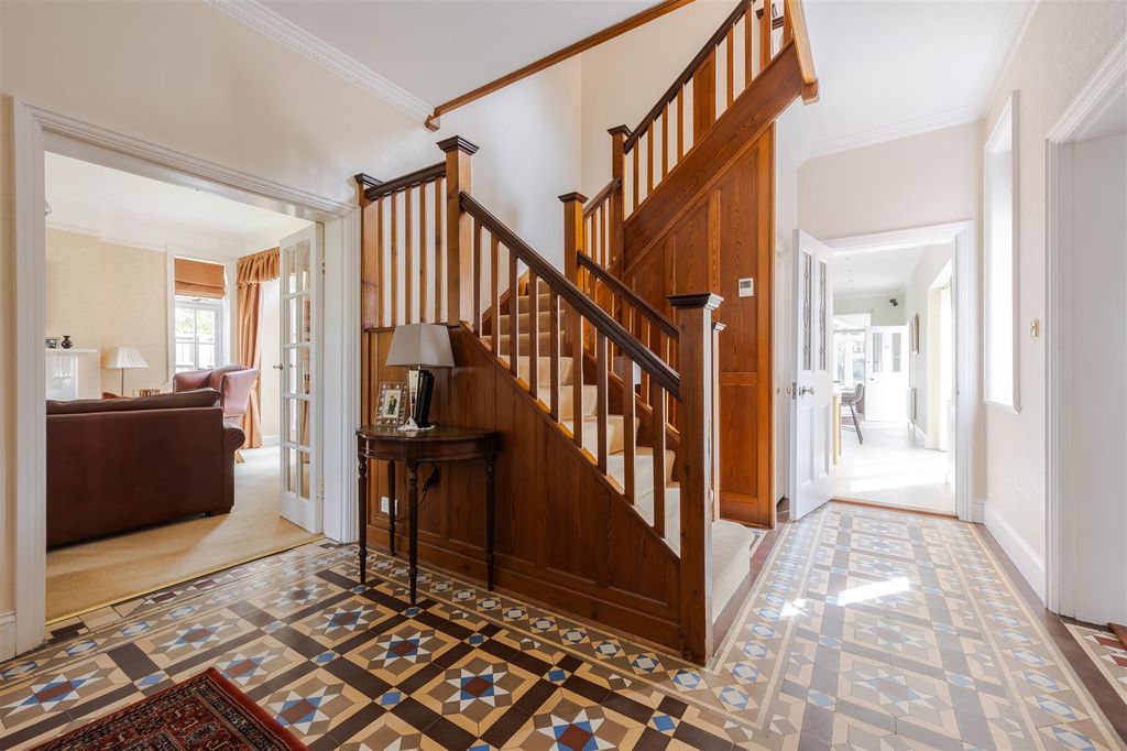 Property photo 2 of 28 Entrance Hall