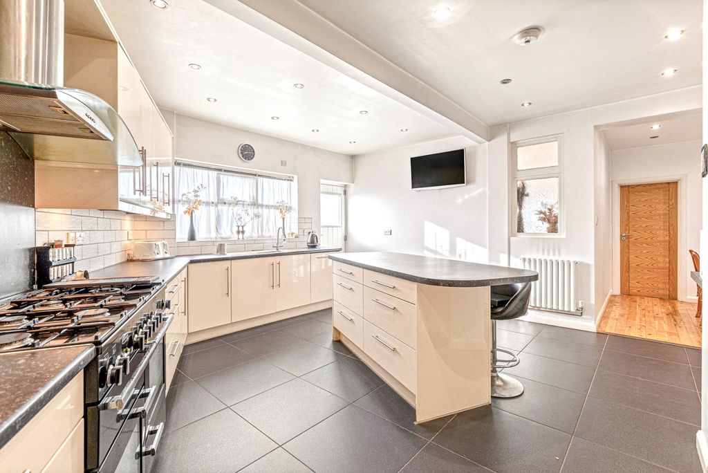 Property photo 3 of 27