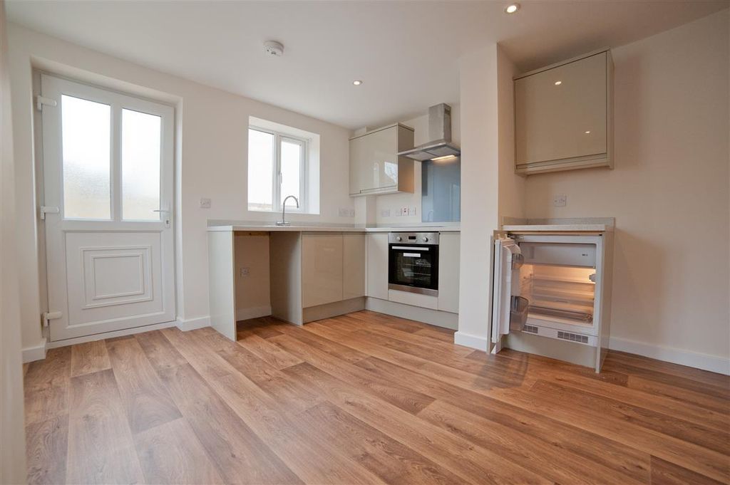 Property photo 2 of 9 Kitchen