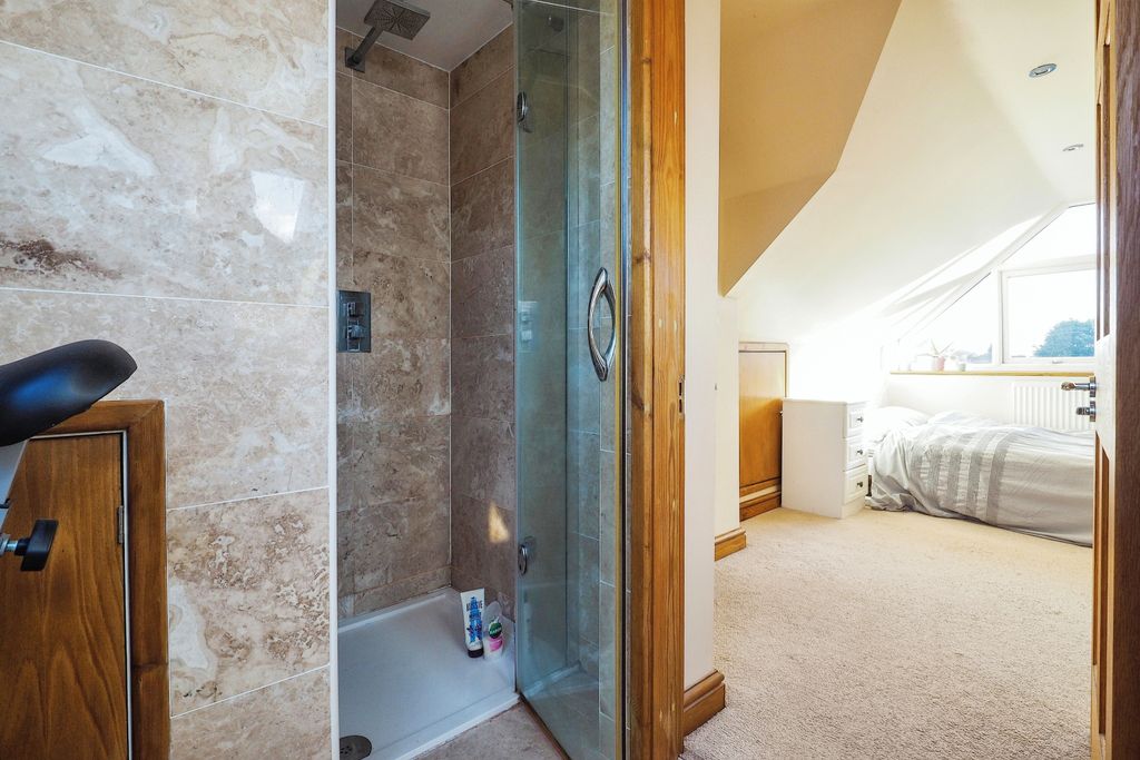 Property photo 3 of 18 En-Suite Shower Room