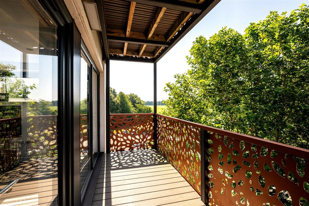 Property photo 1 of 10 Balcony
