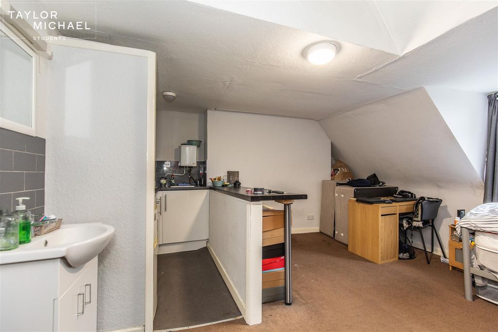 Property photo 2 of 7 Room