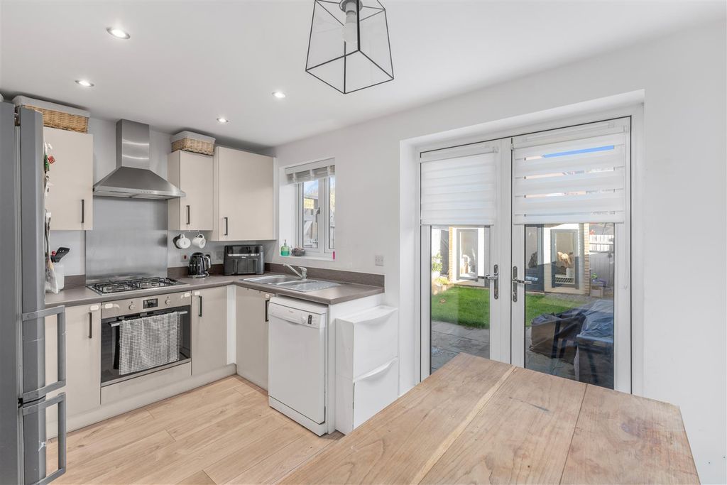 Property photo 2 of 9 109 Bismore Road, Banbury-7.Jpg