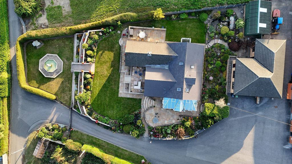 Property photo 2 of 43