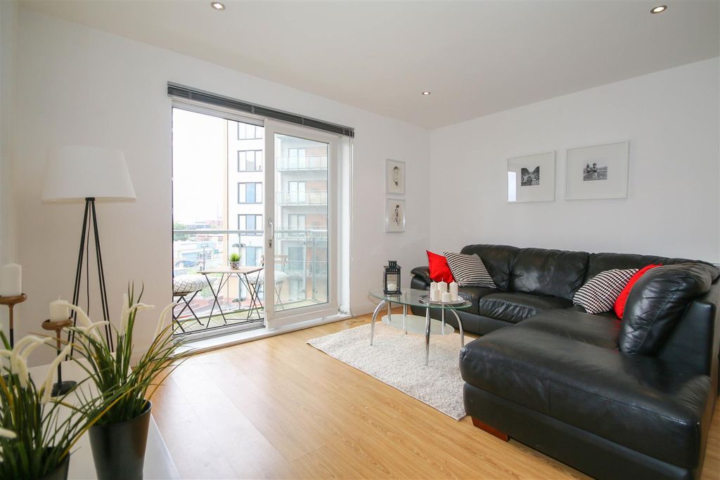 Property photo 2 of 7 Living Room