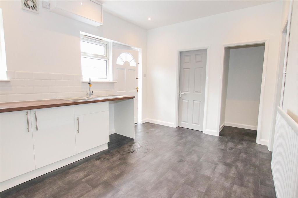 Property photo 3 of 11 Fitted Kitchen / Dining Room