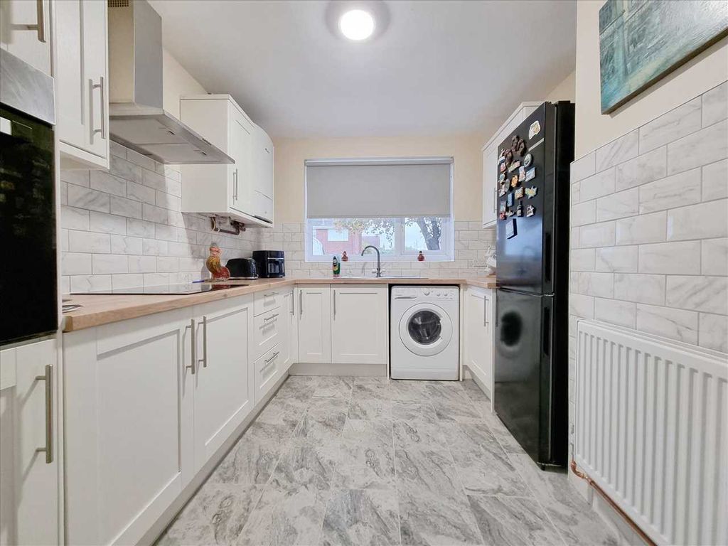 Property photo 2 of 9 Kitchen: