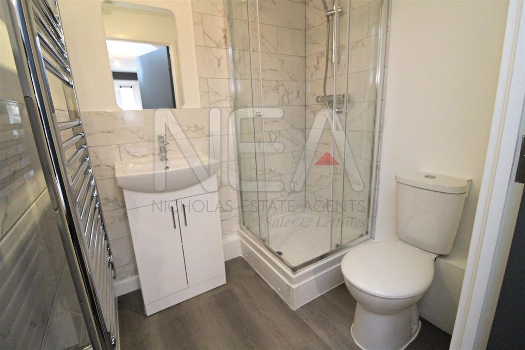 Property photo 3 of 10 Ensuite Shower Room
