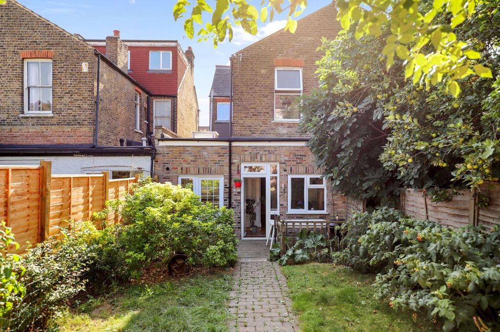 Property photo 1 of 13 11-1020Jhpropworld - 17A Wiverton Road - 32 (1).Jp