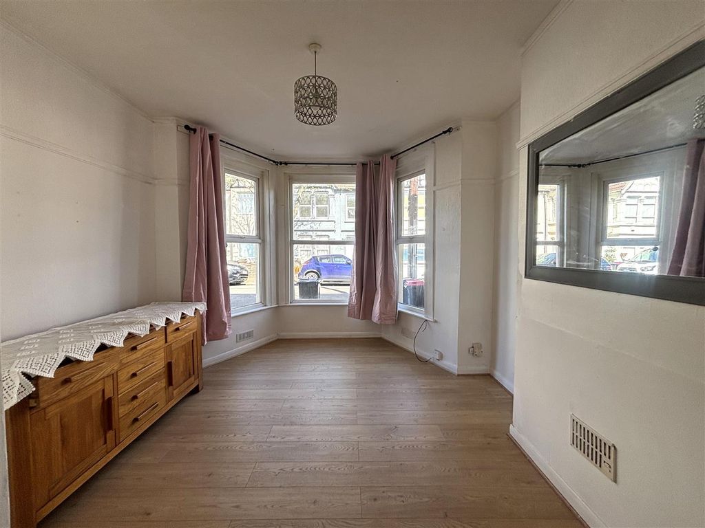 Property photo 2 of 9 Rayleigh liv.Jpg