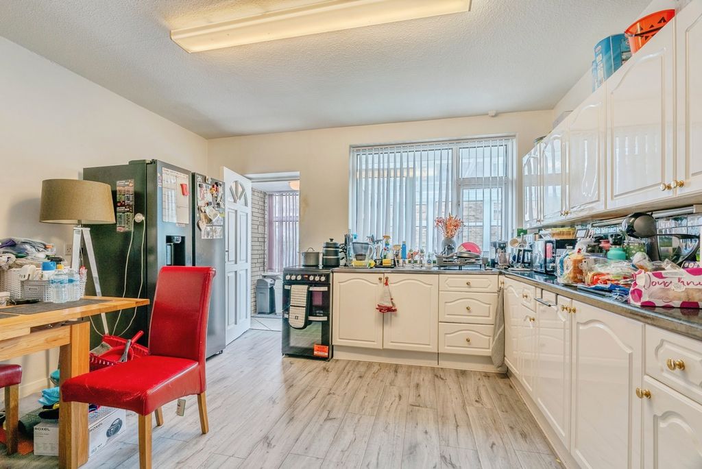Property photo 3 of 16 Pbox-Img.Jpg