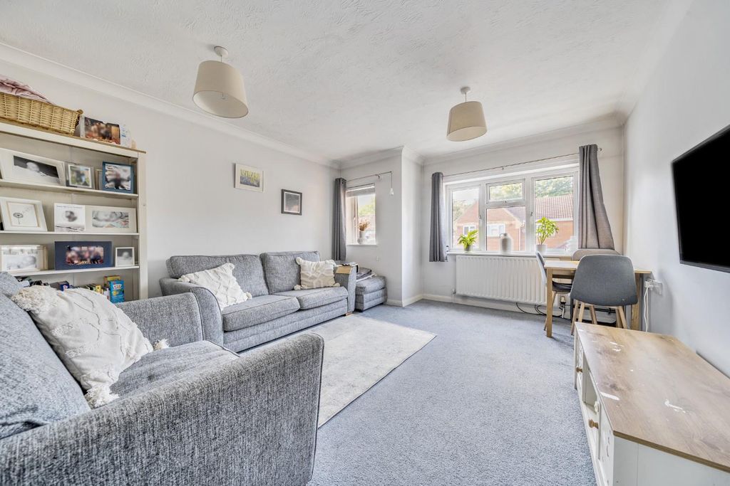 Property photo 2 of 11 Lounge 4.Jpg