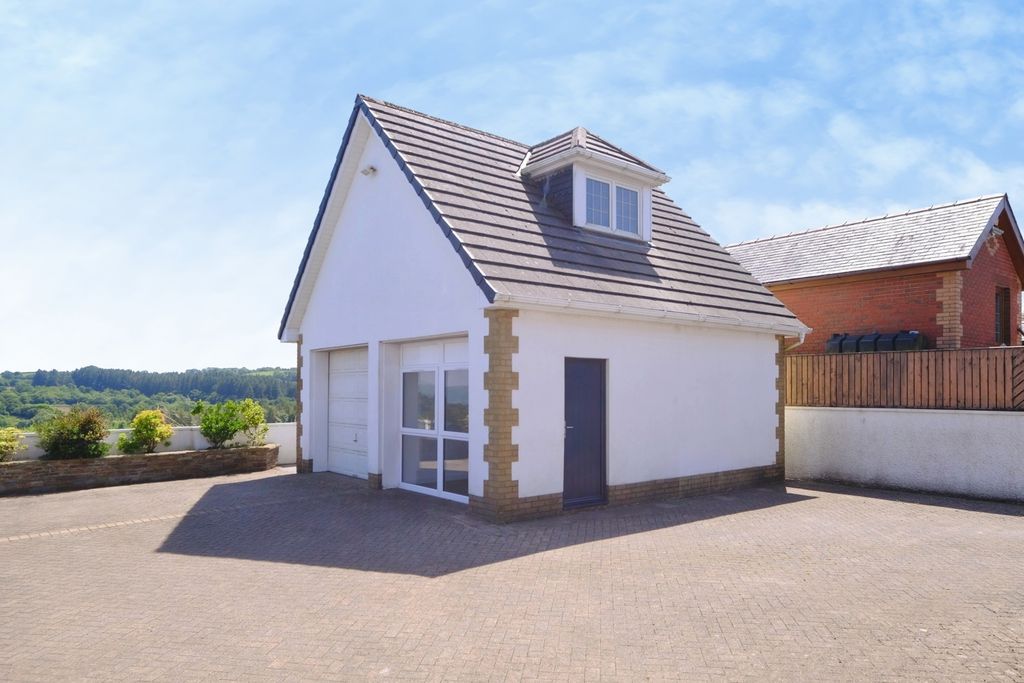 Property photo 3 of 28 Pbox-Img.Jpg
