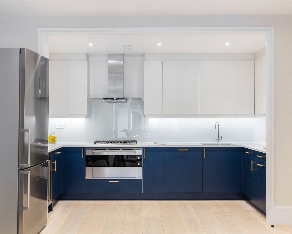 Property photo 2 of 10 Modern Kitchen