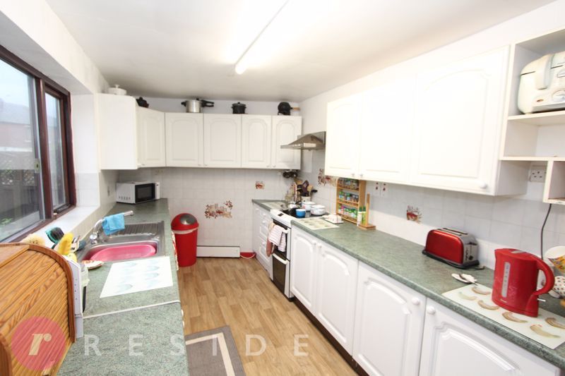 Property photo 3 of 12 Kitchen