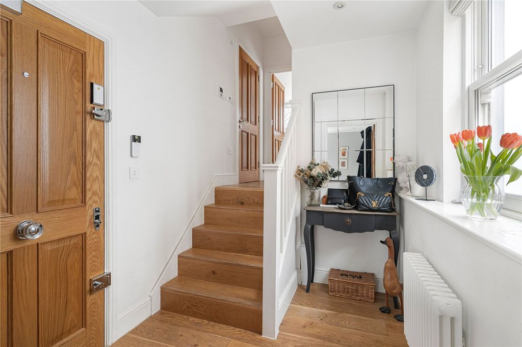 Property photo 3 of 18 Entrance