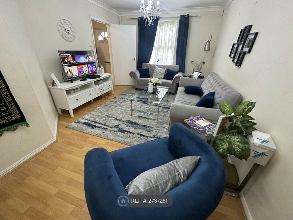 Property photo 1 of 11 Living Room