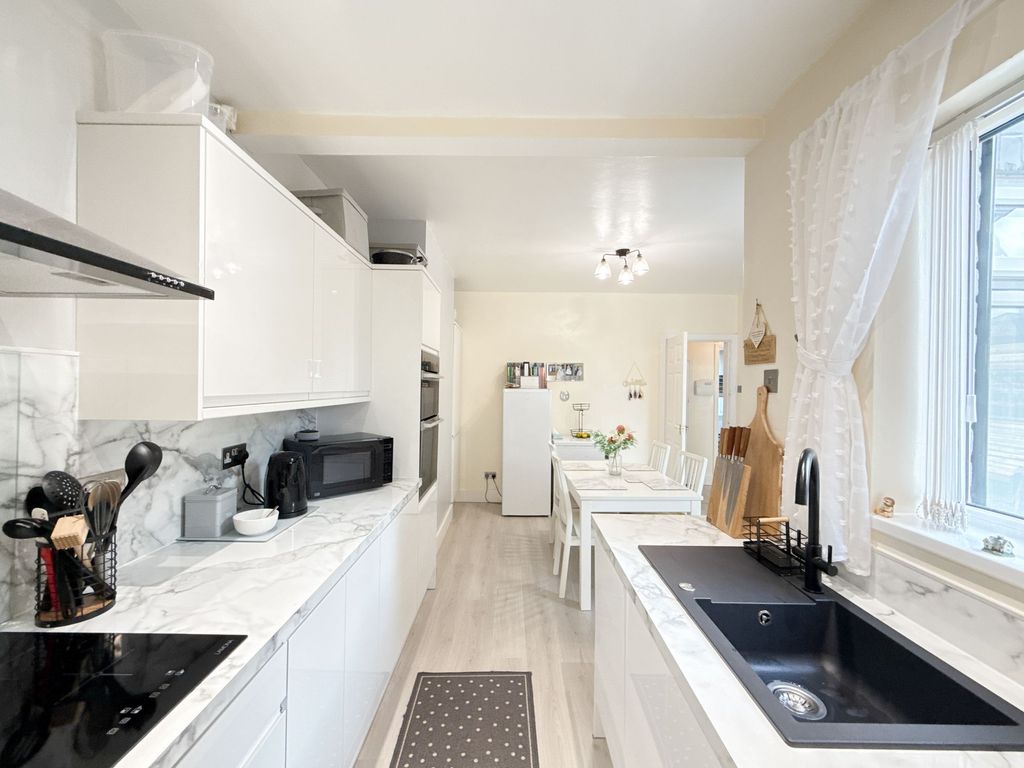 Property photo 3 of 9 Dining Kitchen