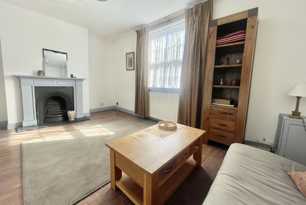 Property photo 2 of 8