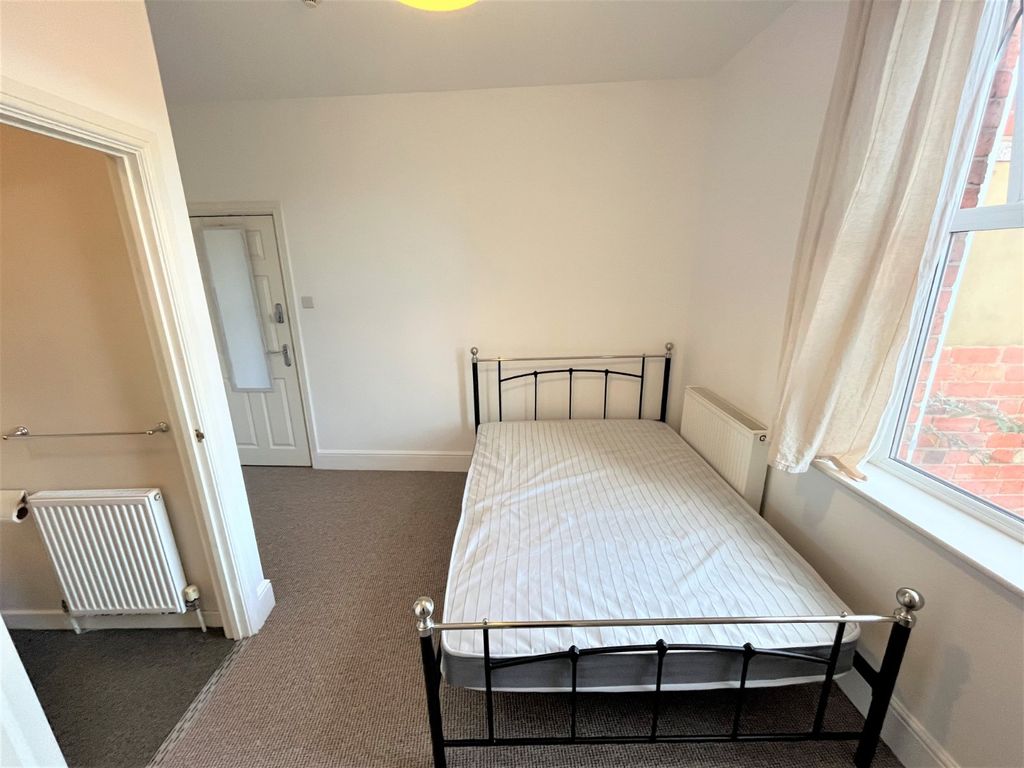 Property photo 3 of 9 Bedroom