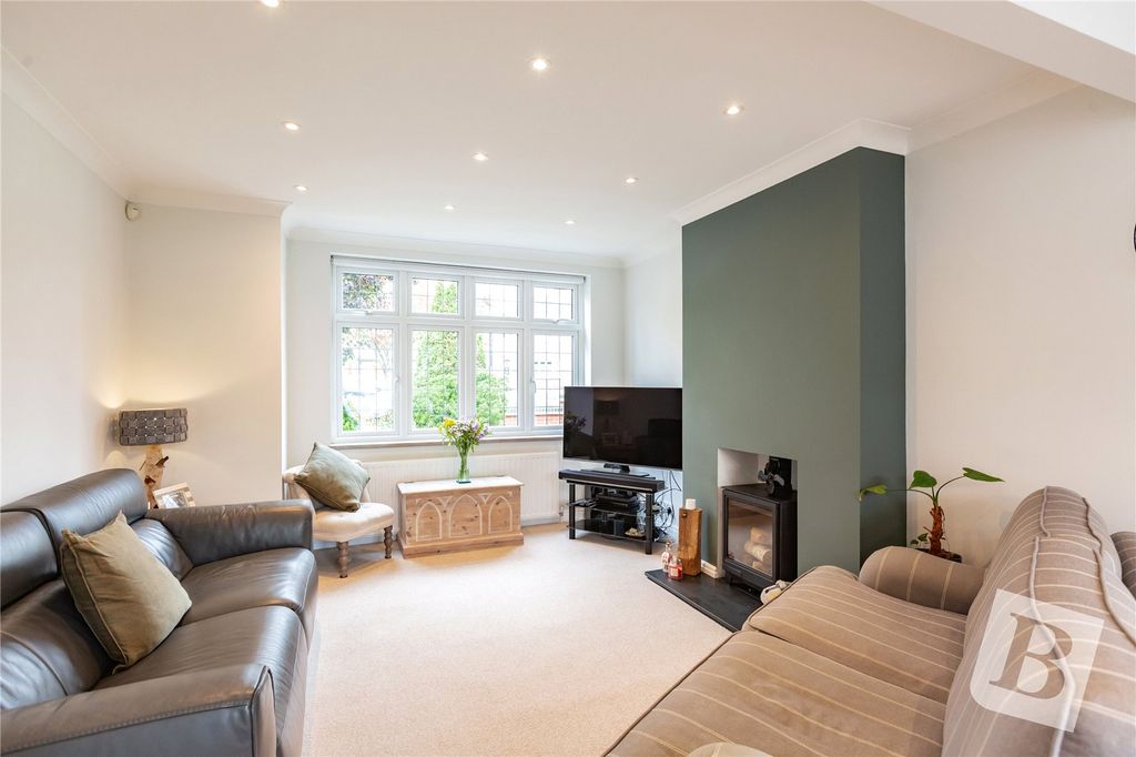 Property photo 3 of 18 Living Room