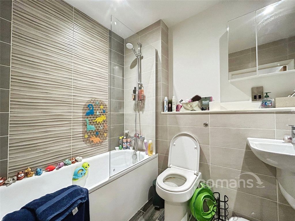 Additional image 7 of 2 bed flat for saleFarnborough Road, Farnborough, Hampshire GU14
