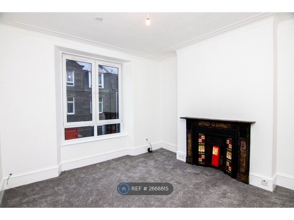 Property photo 1 of 18 Large Living Room With Fire Place