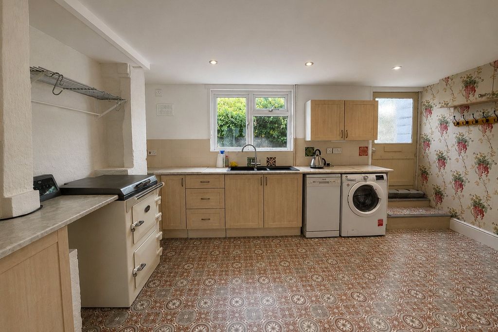 Property photo 2 of 16 Picture No. 28