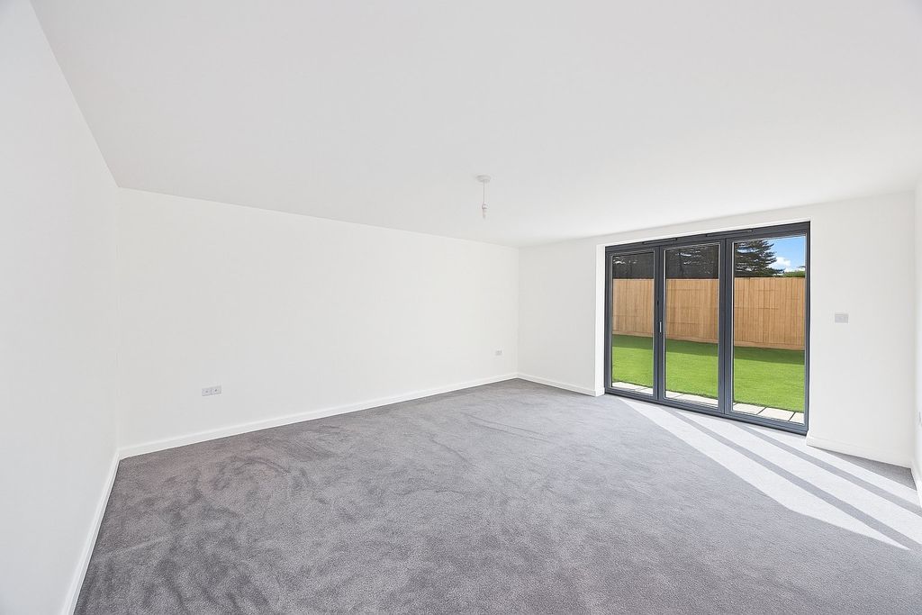 Property photo 2 of 8 Picture No. 21