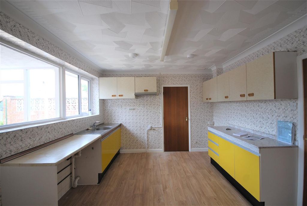 Property photo 3 of 7 2 North Parade Kitchen.Jpg