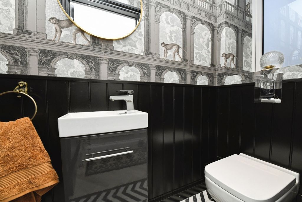 Property photo 2 of 18 Internal