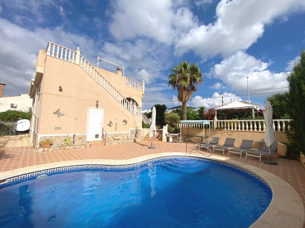 Property photo 2 of 20