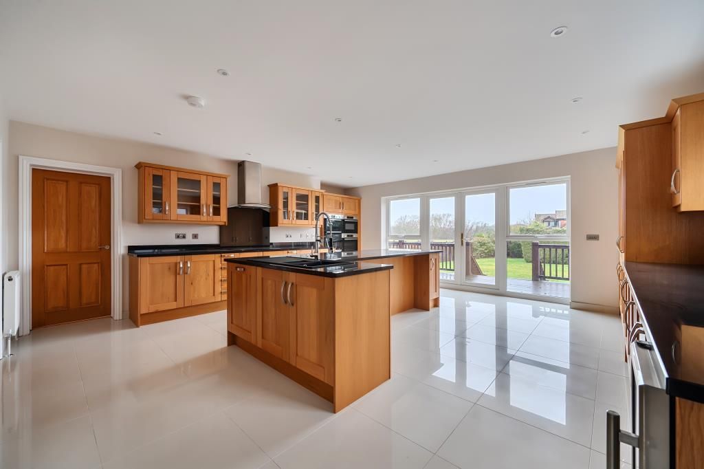 Property photo 3 of 19 Kitchen