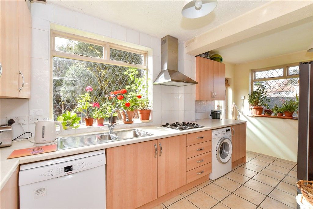 Property photo 3 of 10 Kitchen