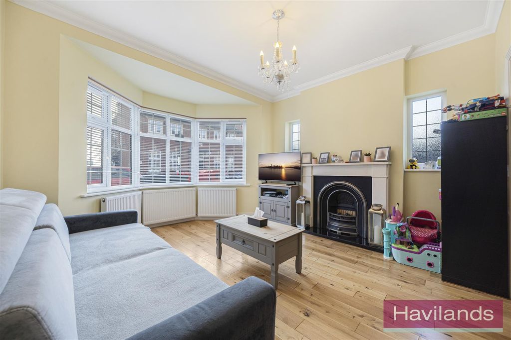 Property photo 2 of 12 Queens Avenue N21 3Jh-8.Jpg