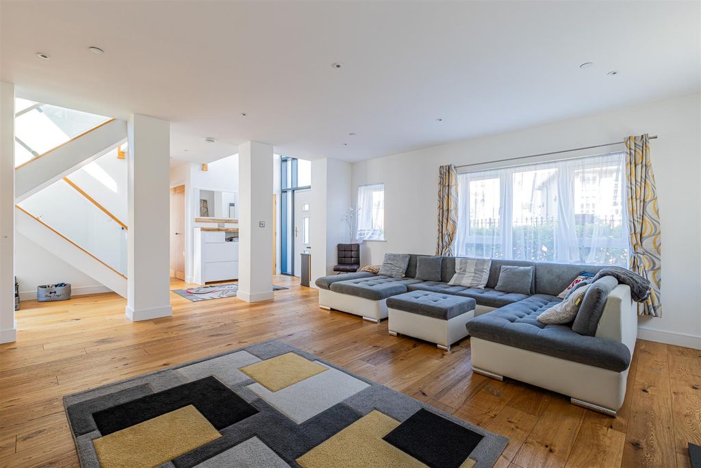 Property photo 2 of 24 Lozelles House-23.Jpg