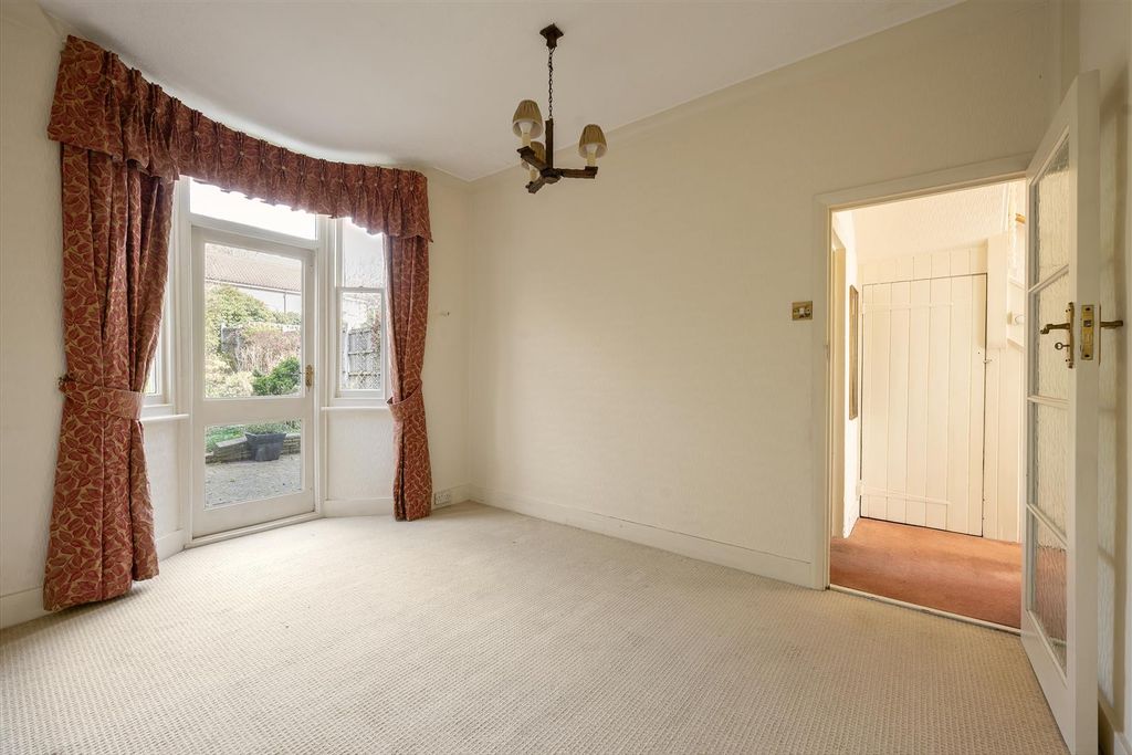 Property photo 3 of 21 Selwyn Avenue, E4