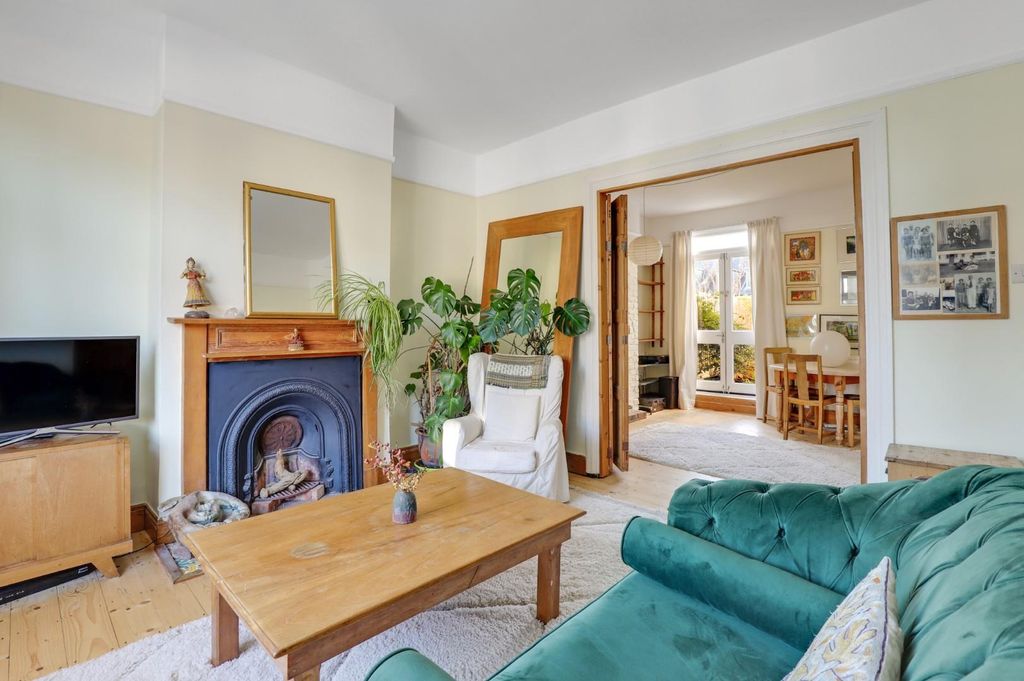 Property photo 2 of 15 09-1E75Jhpropworld - 112 Friern Road - 4.Jpg