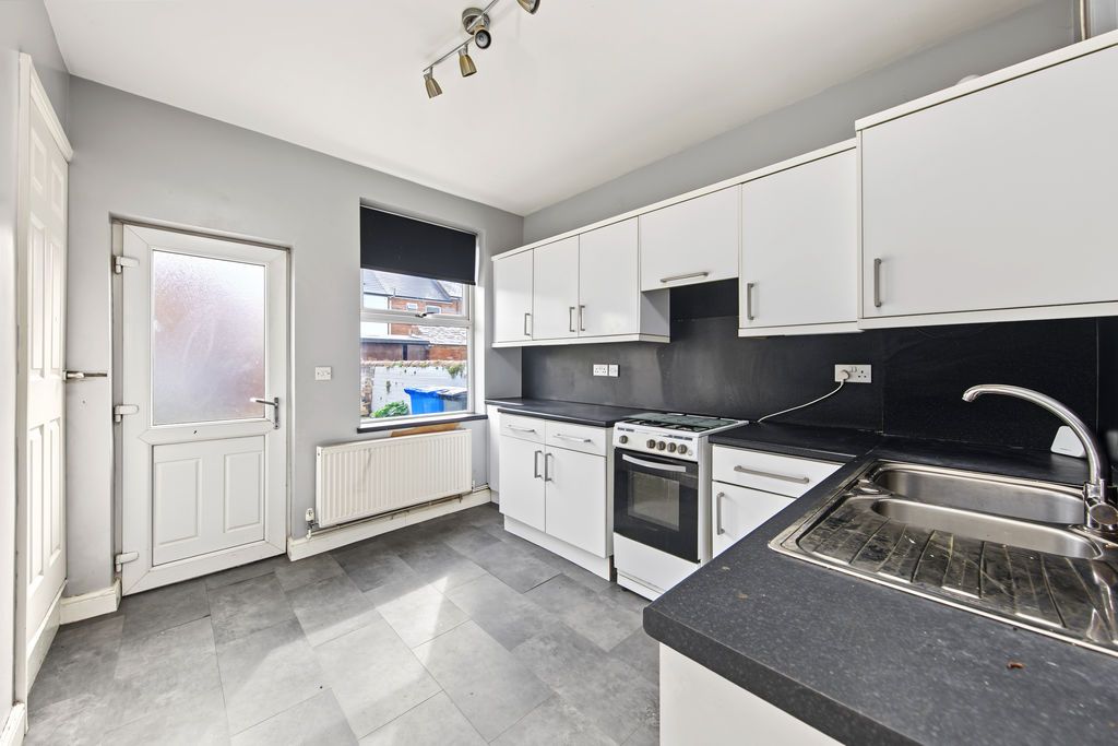Property photo 3 of 19 Kitchen