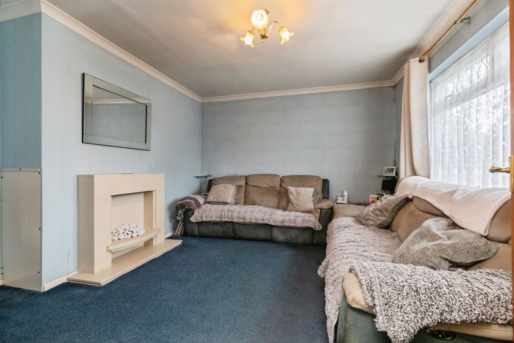 Property photo 2 of 15 Lounge