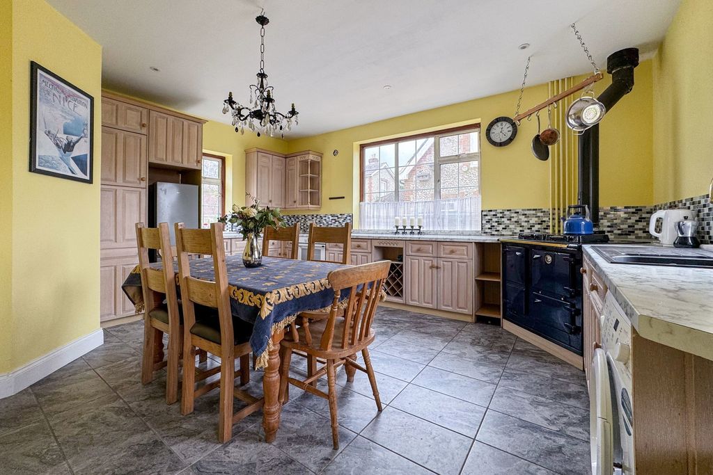 Property photo 2 of 27