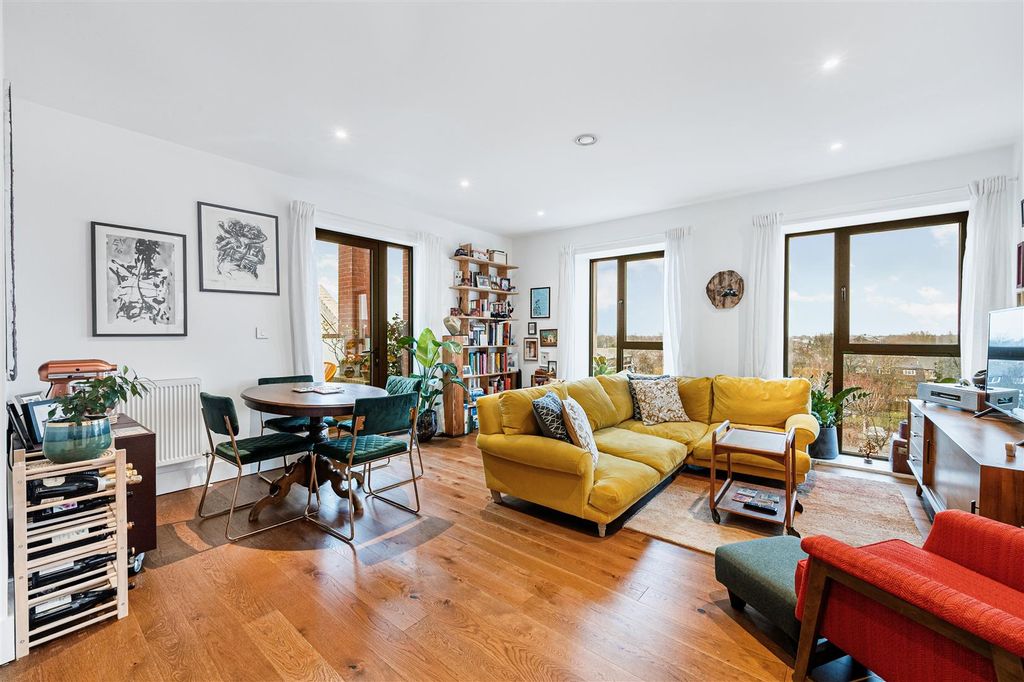 Property photo 1 of 14 11, Dauphine House-3.Jpg