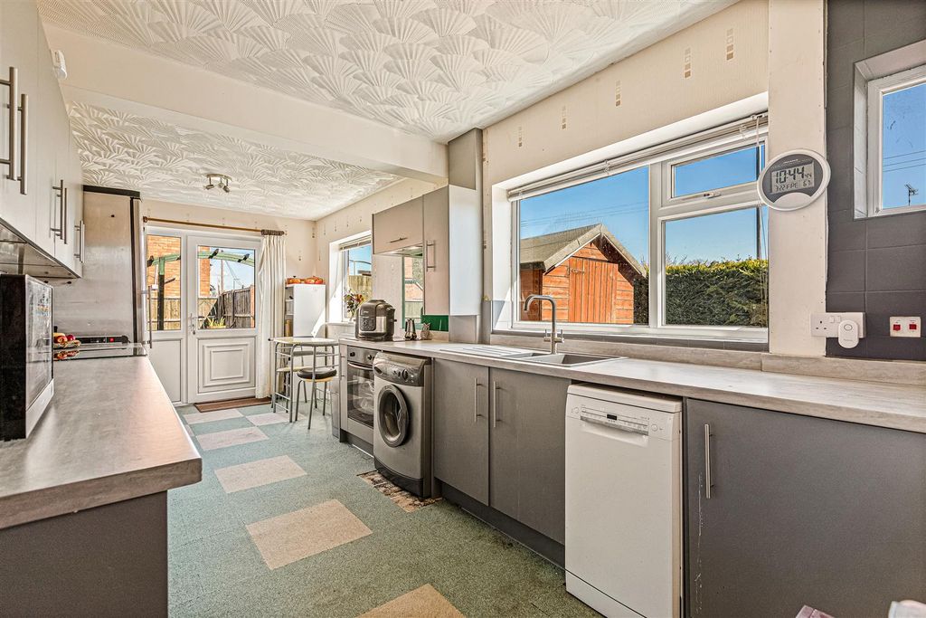 Property photo 3 of 21 Dining Kitchen
