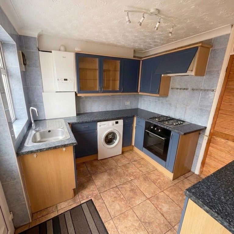 Property photo 3 of 11 Kitchen