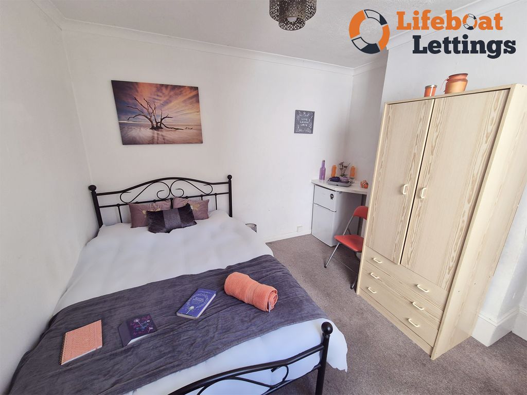 Property photo 1 of 6 Bedroom 2A