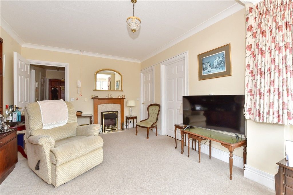 Property photo 3 of 10 Lounge