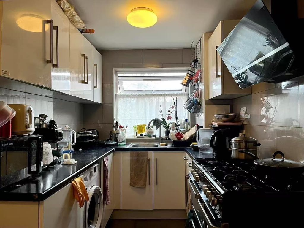 Property photo 3 of 5 Kitchen